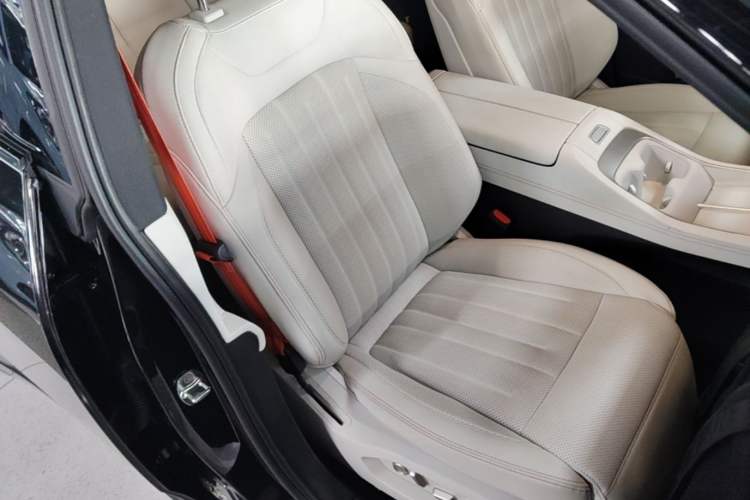 Used ONVO L60 2024 85 kWh Rear-Drive Version Right Front Seat