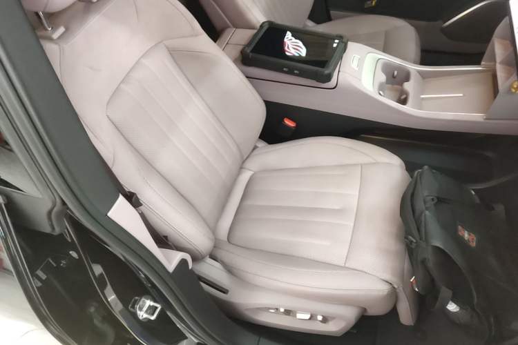 Used ONVO L60 2024 60 kWh All-Wheel Drive Right Front Seat