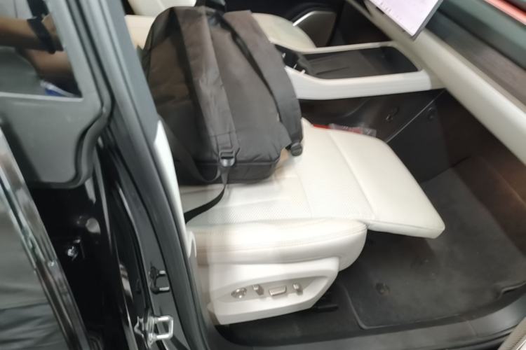 Used ONVO L60 2024 60 kWh All-Wheel Drive Right Front Seat