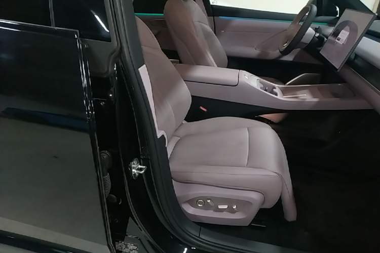 Used ONVO L60 2024 60 kWh Rear-Drive Version Right Front Seat