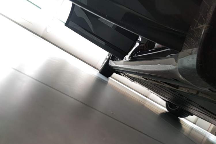 Used ONVO L60 2024 60 kWh All-Wheel Drive Right Side Sill
