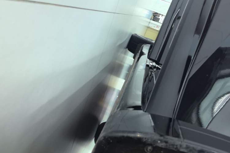Used ONVO L60 2024 60 kWh All-Wheel Drive Right Side Sill