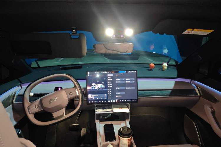 Used ONVO L60 2024 60 kWh Rear-Drive Version Headliner