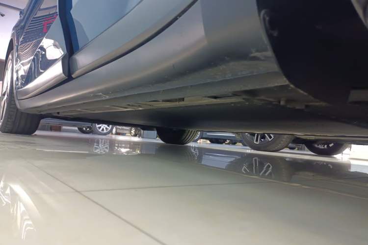 Used ONVO L60 2024 60 kWh All-Wheel Drive Left Side Sill