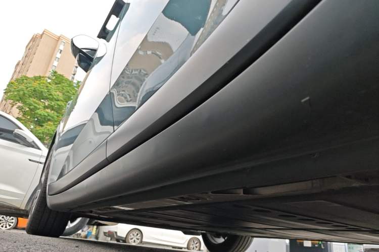 Used ONVO L60 2024 60 kWh All-Wheel Drive Left Side Sill