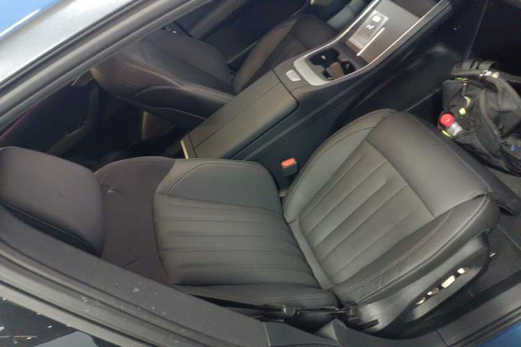 Used ONVO L60 2024 60 kWh All-Wheel Drive Right Front Seat