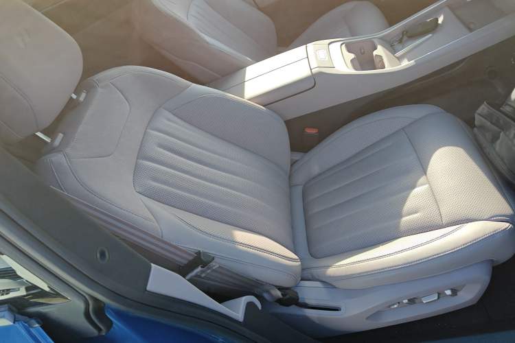 Used ONVO L60 2024 60 kWh All-Wheel Drive Right Front Seat