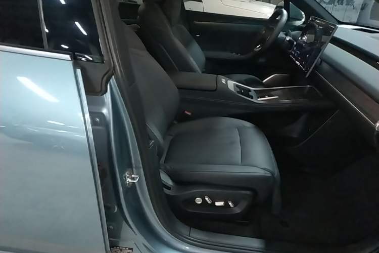 Used ONVO L60 2024 85 kWh All-Wheel Drive Right Front Seat
