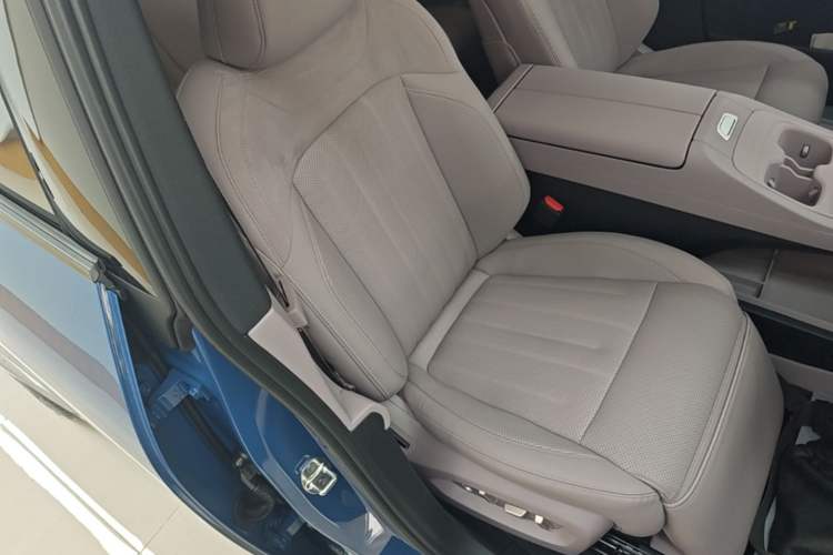 Used ONVO L60 2024 60 kWh Rear-Drive Version Right Front Seat