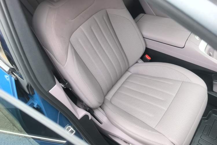 Used ONVO L60 2024 60 kWh All-Wheel Drive Right Front Seat
