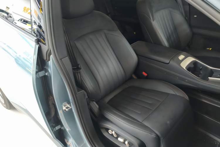 Used ONVO L60 2024 60 kWh All-Wheel Drive Right Front Seat
