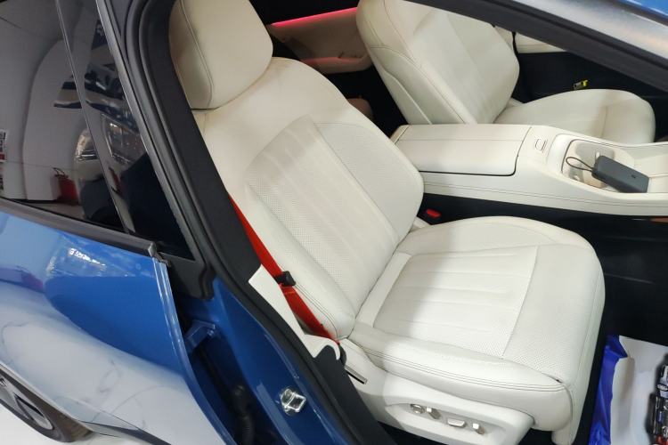 Used ONVO L60 2024 60 kWh All-Wheel Drive Right Front Seat