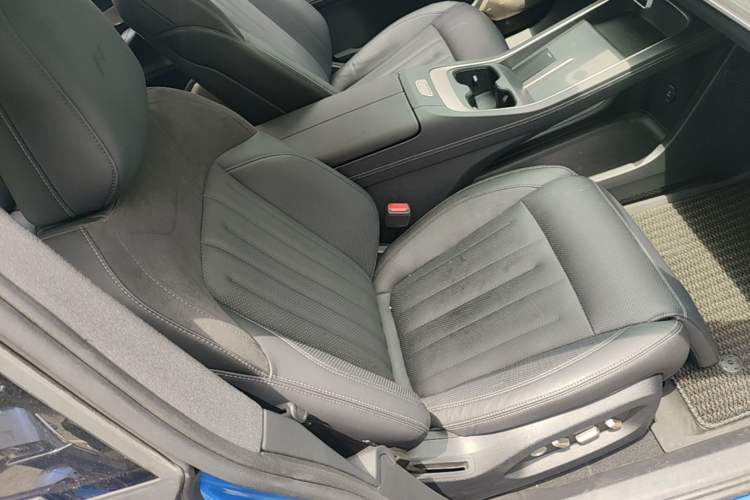 Used ONVO L60 2024 60 kWh Rear-Drive Version Right Front Seat