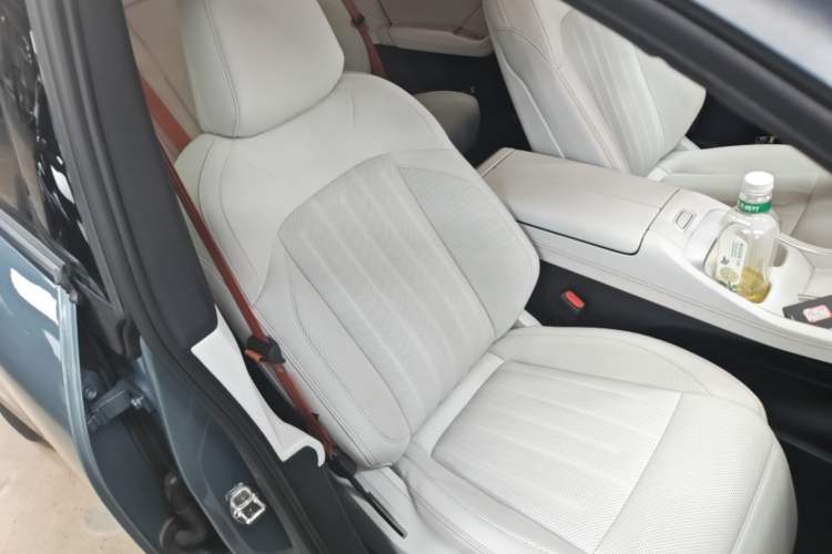 Used ONVO L60 2024 60 kWh Rear-Drive Version Right Front Seat