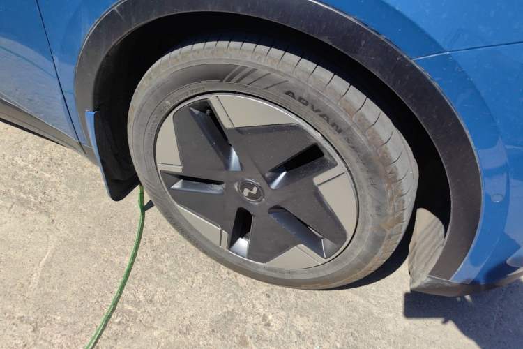 Used ONVO L60 2024 60 kWh All-Wheel Drive Right Front Wheel Hub