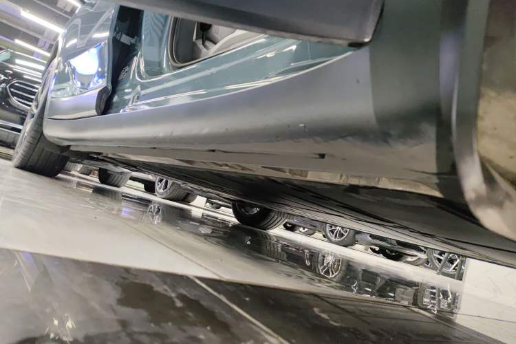 Used ONVO L60 2024 60 kWh All-Wheel Drive Right Side Sill