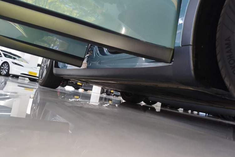 Used ONVO L60 2024 60 kWh All-Wheel Drive Right Side Sill