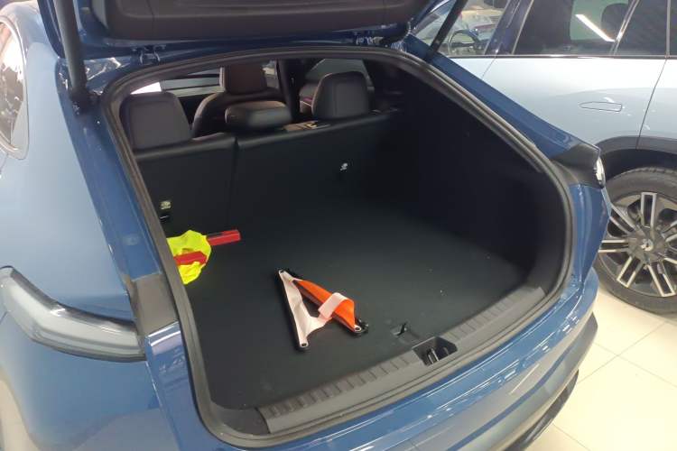 Used ONVO L60 2024 60 kWh All-Wheel Drive Trunk