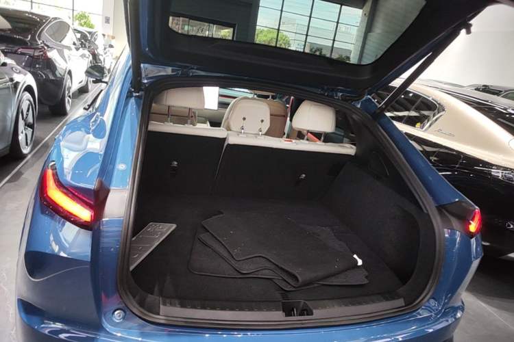 Used ONVO L60 2024 60 kWh All-Wheel Drive Trunk