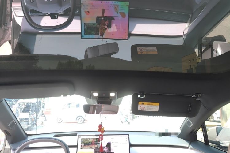 Used ONVO L60 2024 60 kWh All-Wheel Drive Headliner