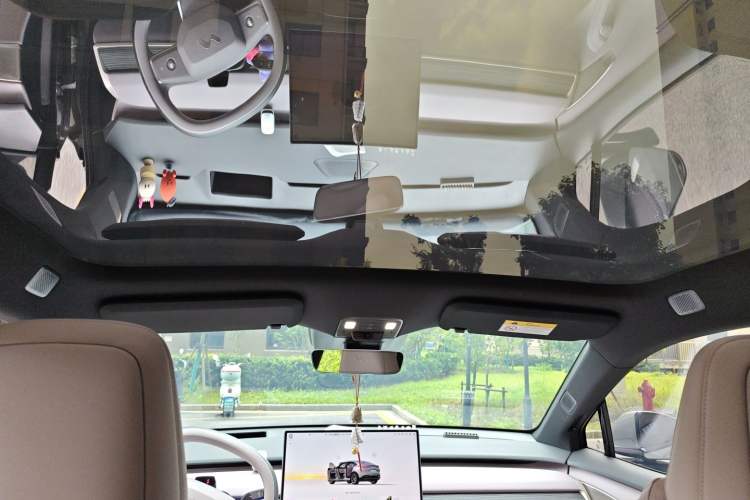 Used ONVO L60 2024 85 kWh Rear-Drive Version Headliner