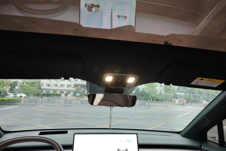 Used ONVO L60 2024 60 kWh All-Wheel Drive Headliner