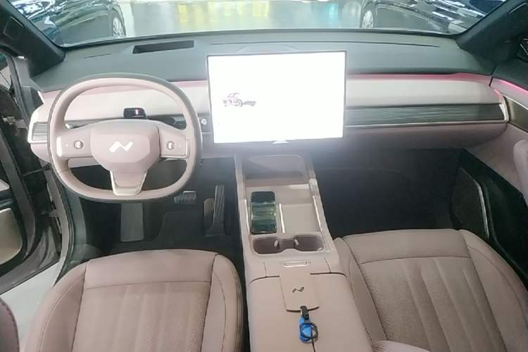 Used ONVO L60 2024 60 kWh Rear-Drive Version Center Console