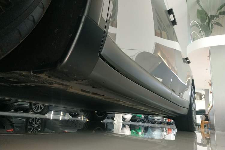Used ONVO L60 2024 60 kWh Rear-Drive Version Left Side Sill