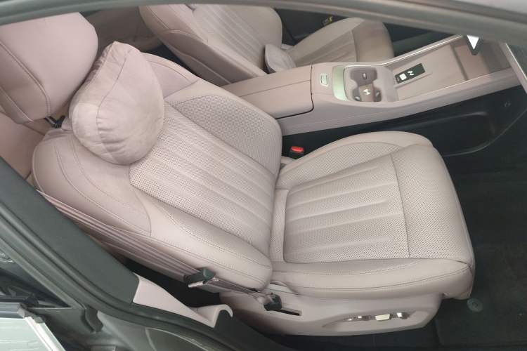 Used ONVO L60 2024 60 kWh Rear-Drive Version Right Front Seat
