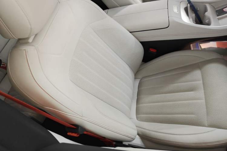 Used ONVO L60 2024 60 kWh All-Wheel Drive Right Front Seat