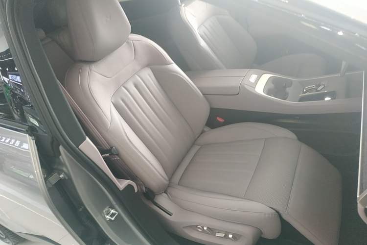 Used ONVO L60 2024 60 kWh Rear-Drive Version Right Front Seat