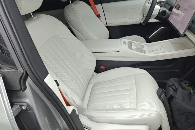 Used ONVO L60 2024 60 kWh Rear-Drive Version Right Front Seat