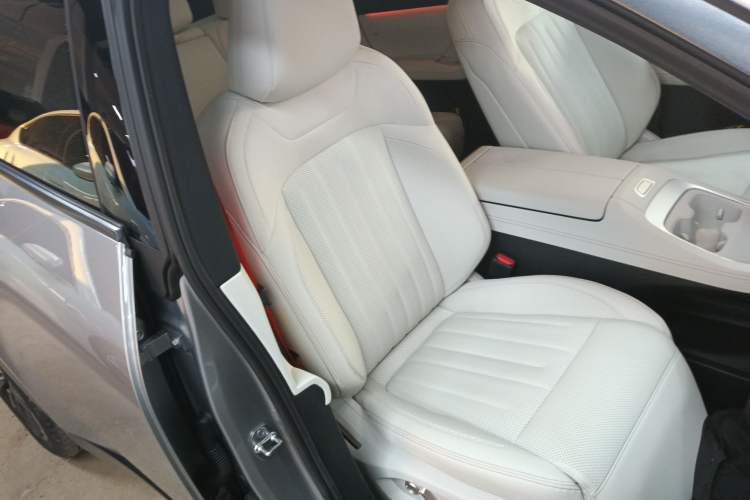 Used ONVO L60 2024 60 kWh All-Wheel Drive Right Front Seat