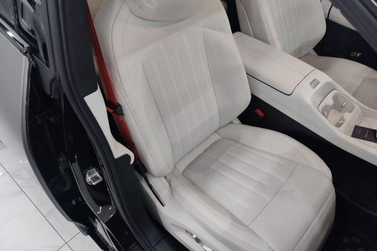 Used ONVO L60 2024 60 kWh All-Wheel Drive Right Front Seat