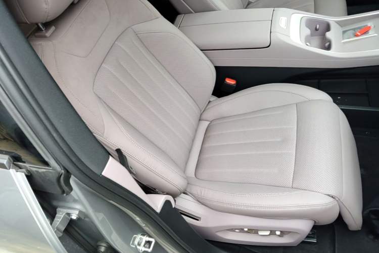 Used ONVO L60 2024 60 kWh Rear-Drive Version Right Front Seat