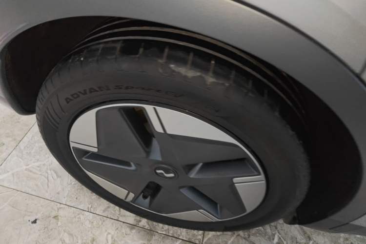 Used ONVO L60 2024 60 kWh All-Wheel Drive Right Rear Wheel Hub