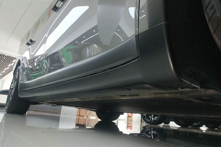 Used ONVO L60 2024 60 kWh Rear-Drive Version Right Side Sill