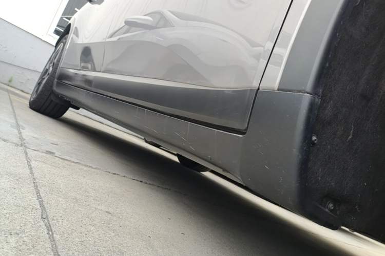 Used ONVO L60 2024 60 kWh Rear-Drive Version Right Side Sill