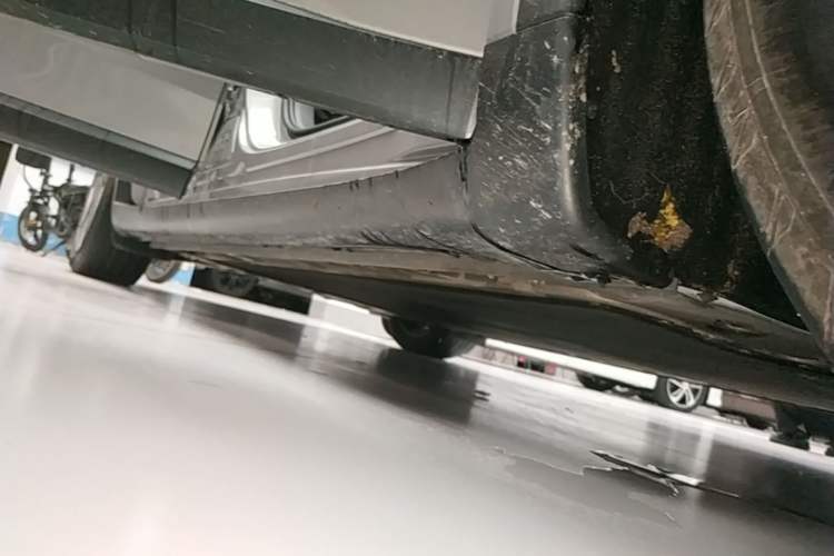 Used ONVO L60 2024 60 kWh Rear-Drive Version Right Side Sill
