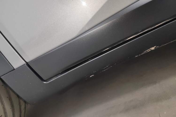 Used ONVO L60 2024 60 kWh Rear-Drive Version Right Side Sill
