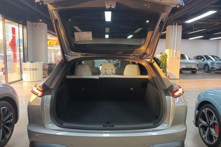 Used ONVO L60 2024 60 kWh All-Wheel Drive Trunk