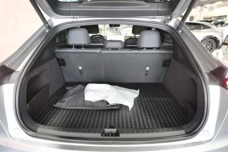 Used ONVO L60 2024 60 kWh Rear-Drive Version Trunk