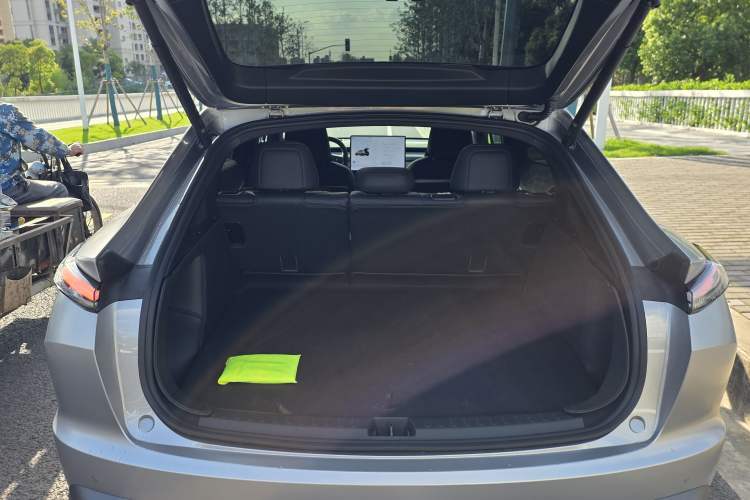 Used ONVO L60 2024 60 kWh Rear-Drive Version Trunk