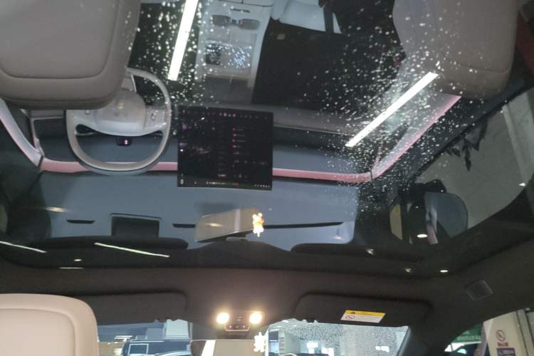 Used ONVO L60 2024 60 kWh Rear-Drive Version Headliner