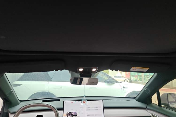 Used ONVO L60 2024 60 kWh Rear-Drive Version Headliner