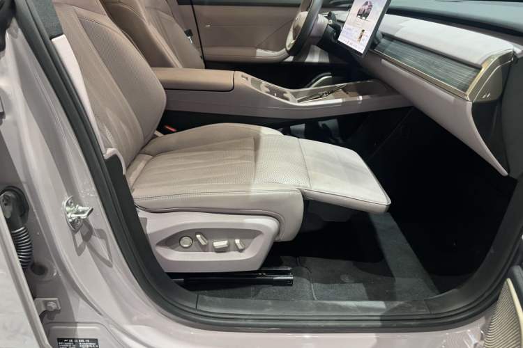 Used ONVO L60 2024 60 kWh Rear-Drive Version Interior 4