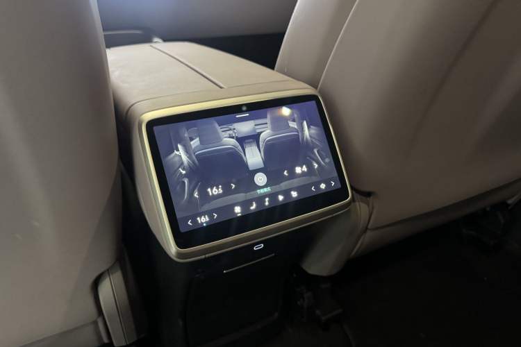 Used ONVO L60 2024 60 kWh Rear-Drive Version Interior 9