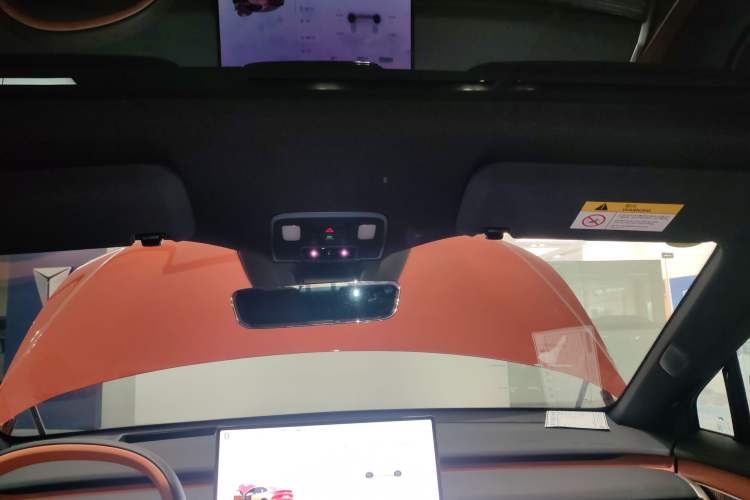 Used ONVO L60 2024 60 kWh All-Wheel Drive Headliner
