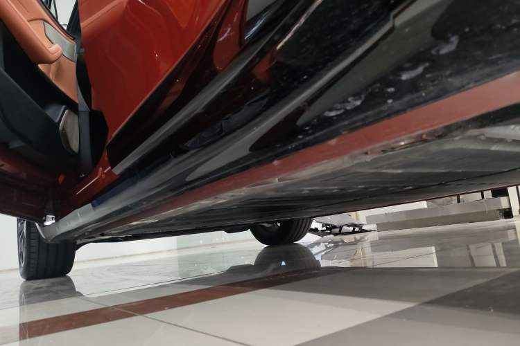 Used ONVO L60 2024 60 kWh All-Wheel Drive Left Side Sill