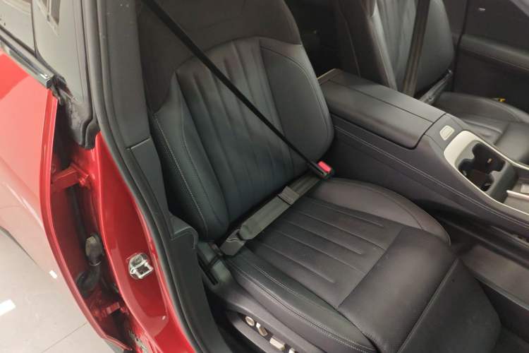 Used ONVO L60 2024 60 kWh All-Wheel Drive Right Front Seat